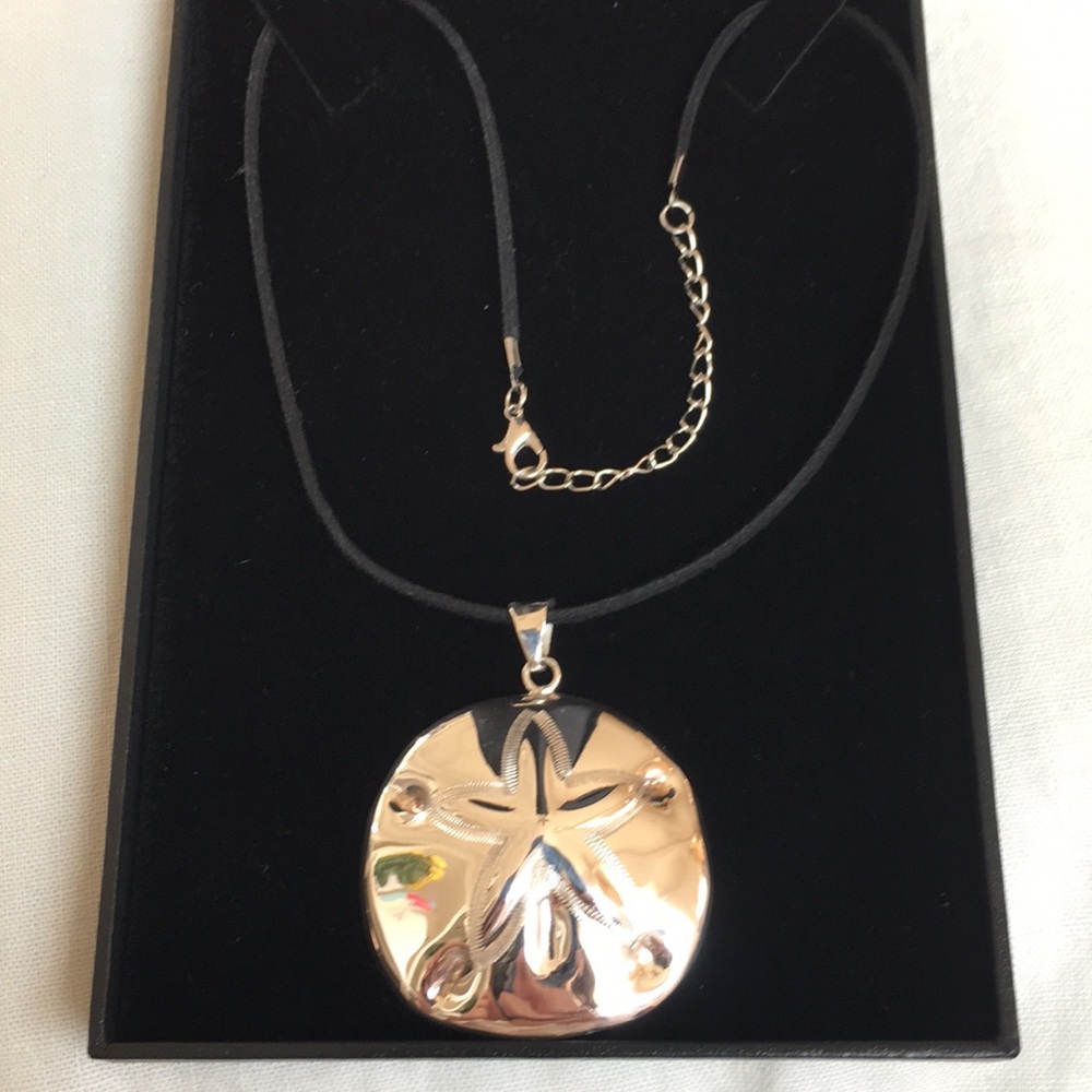 ❤️2/$15 3/$20 NWOT Silver Sand-dollar necklace.